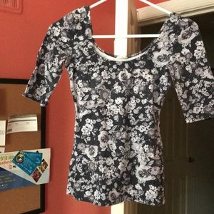 Floral purple scoop neck tight shirt.